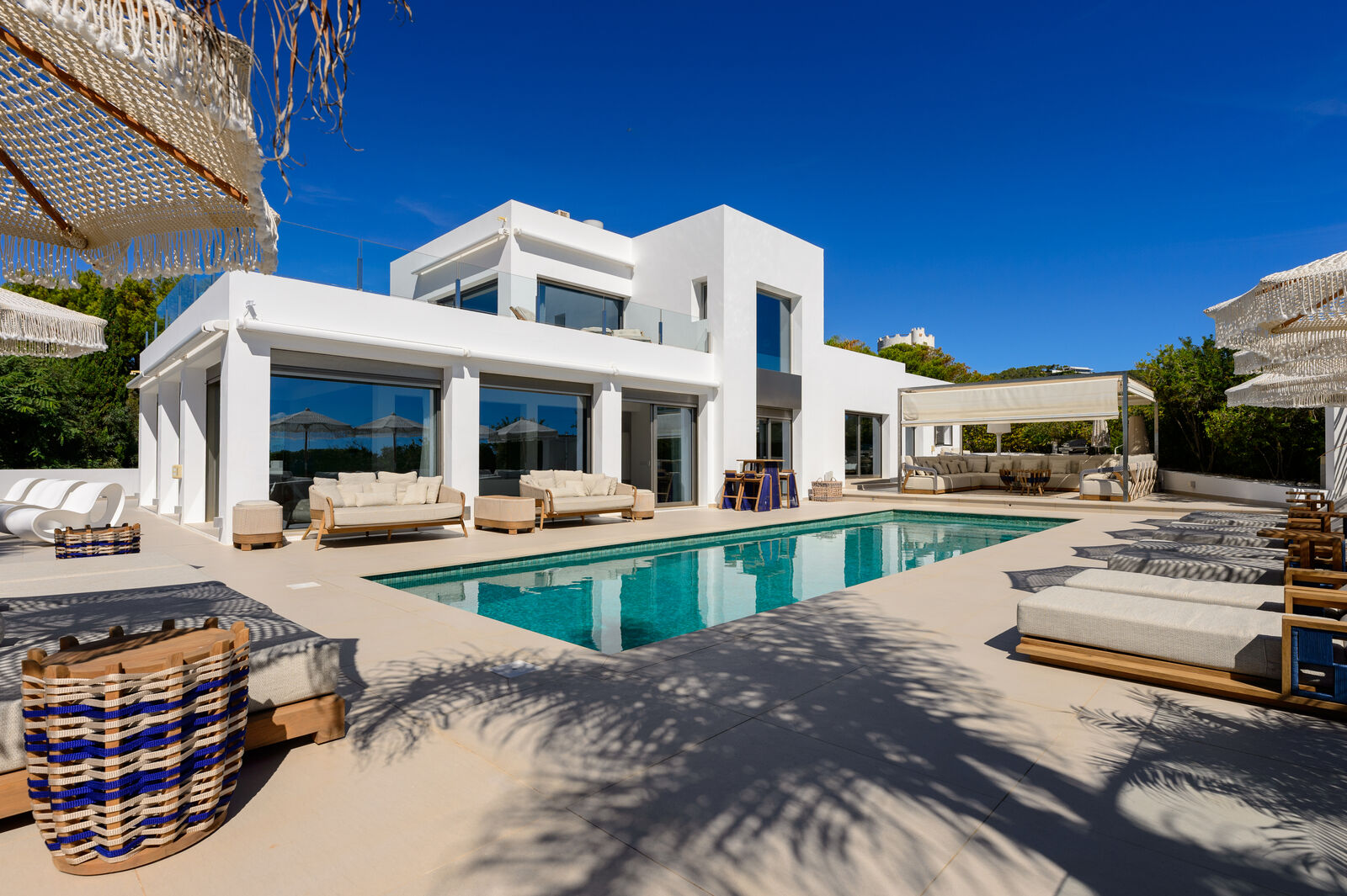CasaVacacional_30523861_CreditHolidu Weiße Villa mit Pool